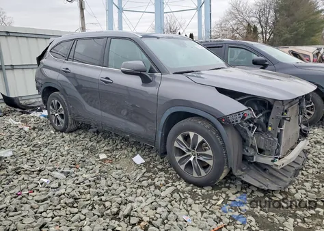 2022 Toyota Highlander Xle z USA, uszkodzony, nr VIN 5TDHZRBH5NS577241